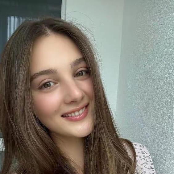 Elena Jhones