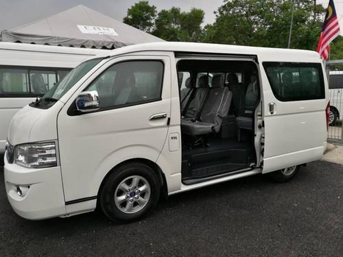 CAM Placer X A4 12 Seater Mid Roof Window Van